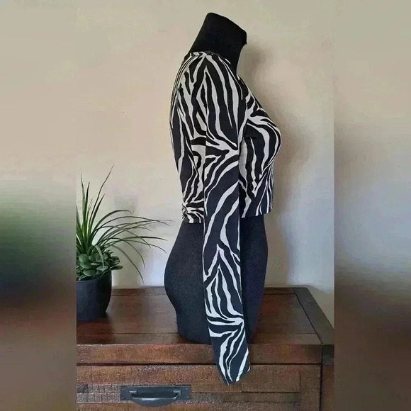 ❤️ Revamped Long Sleeved Cropped Animal  Print Top - Picture 2 of 10